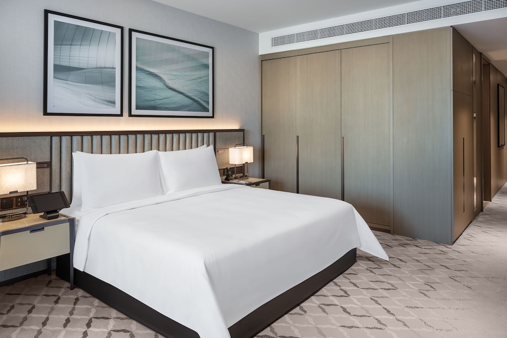 Premier Room, 1 King Bed (Creek View)