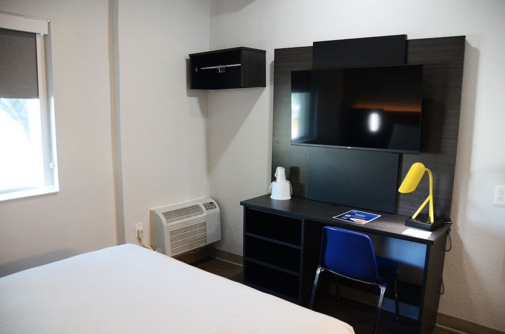 Deluxe Room, 1 Queen Bed, Non Smoking, Refrigerator & Microwave photo 2