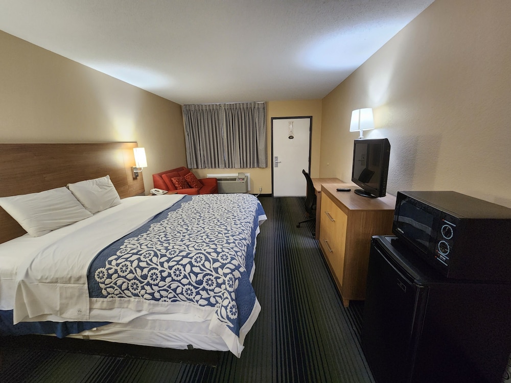 Room, 1 King Bed, Non Smoking, Microwave photo 2