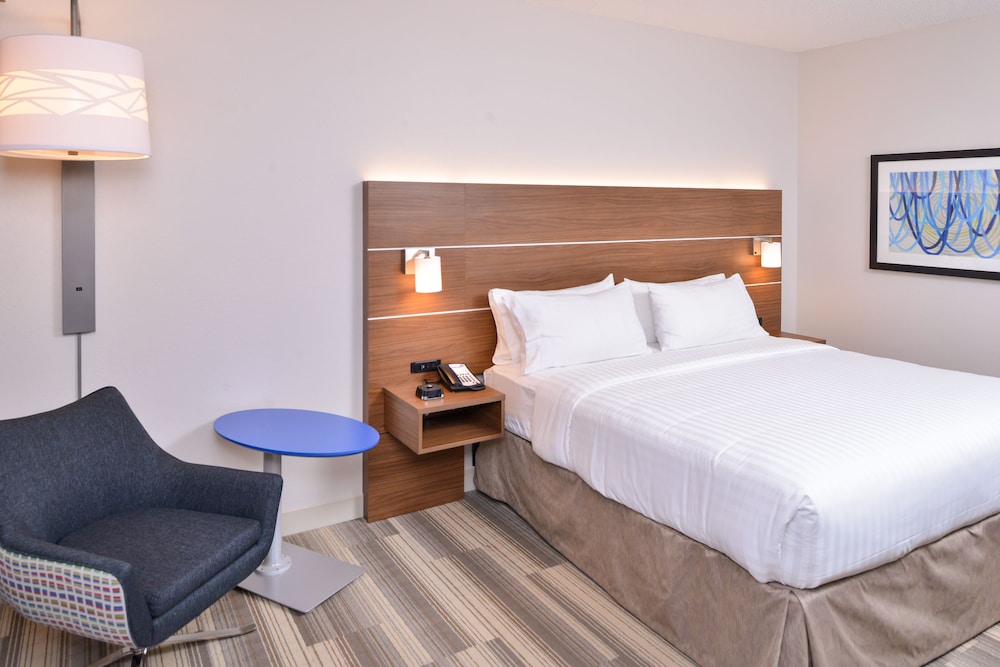 Standard Room, 1 King Bed, Accessible (Comm, Tub) - Photo 4