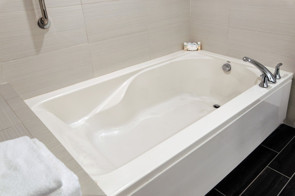 Suite, 1 King Bed, Accessible (3x3 Shower) - Photo 10