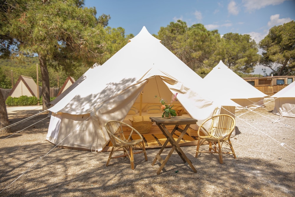 Carpa Básica (4 Pax, Cama Doble + Camas Individuales)