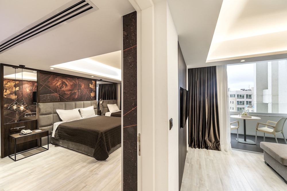 Deluxe Suite (Twin) - Photo 6