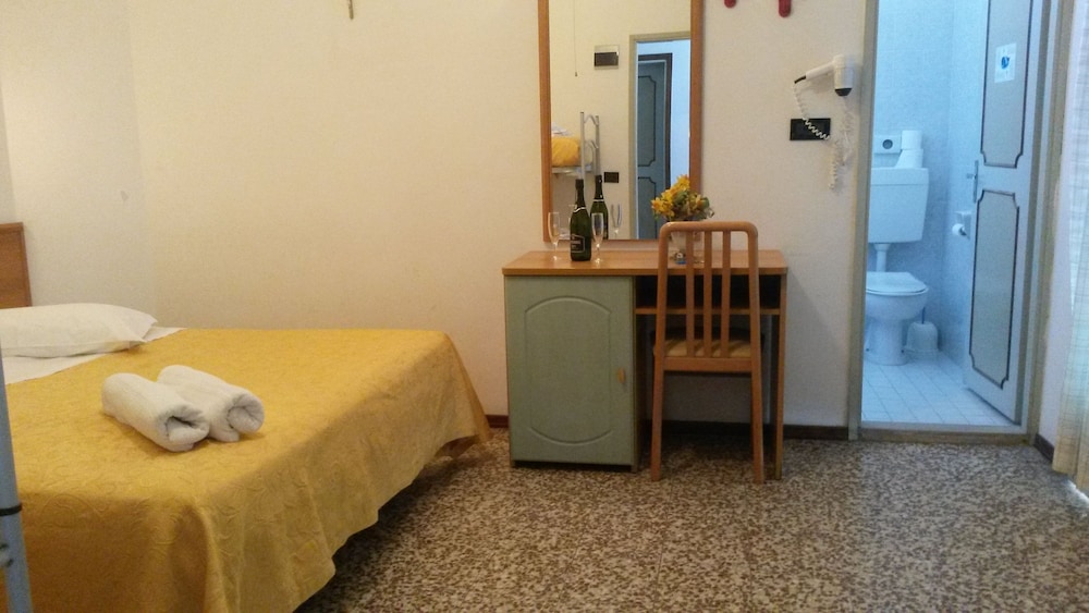 Economy Double or Twin Room photo 3