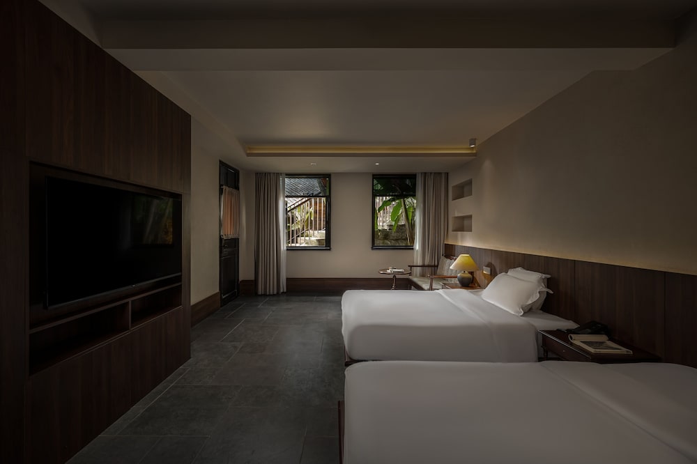 Senior Twin Room, Courtyard View