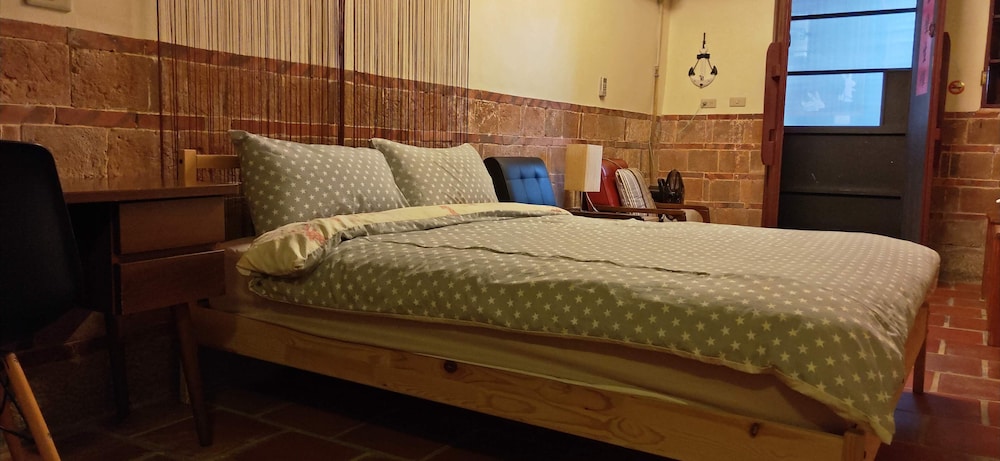 Comfort Quadruple Room, 2 Queen Beds, Ensuite photo 3