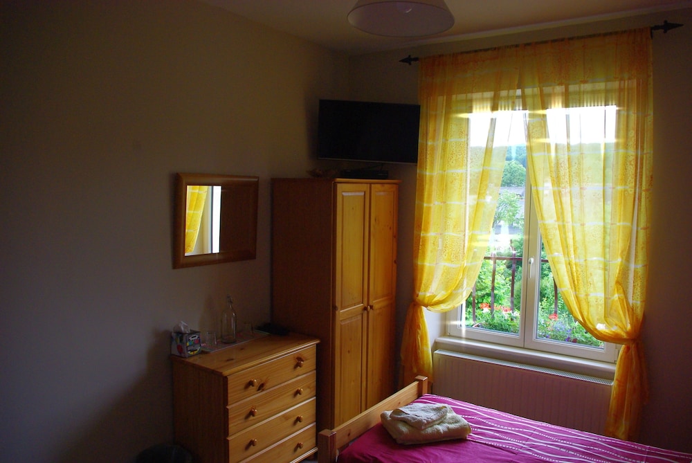 Twin Room, Shared Bathroom (Olwyn) photo 2