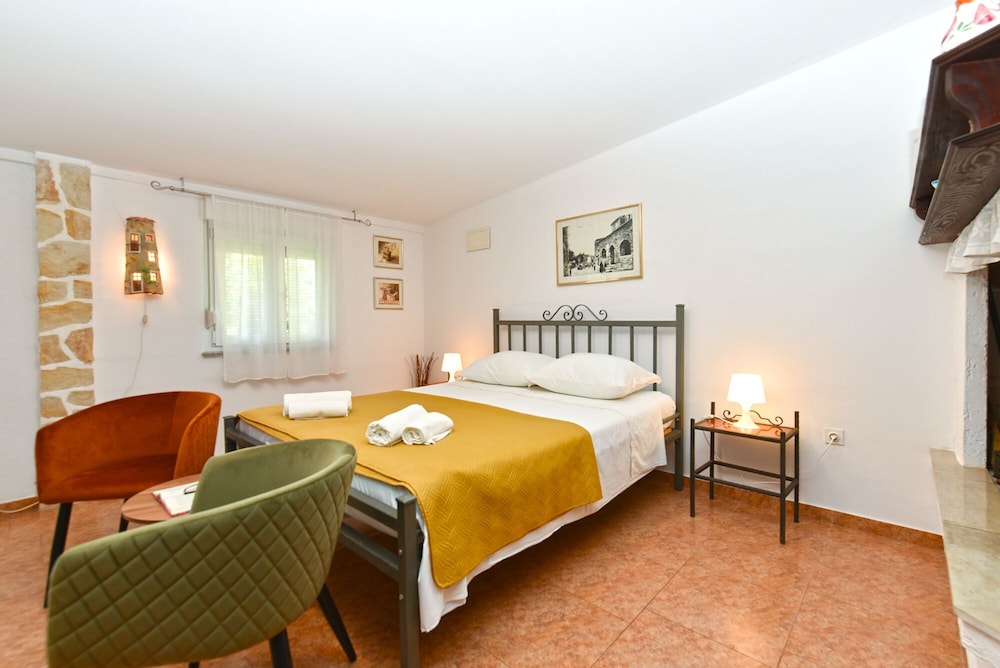 Studio, 1 Bedroom (611/1464)