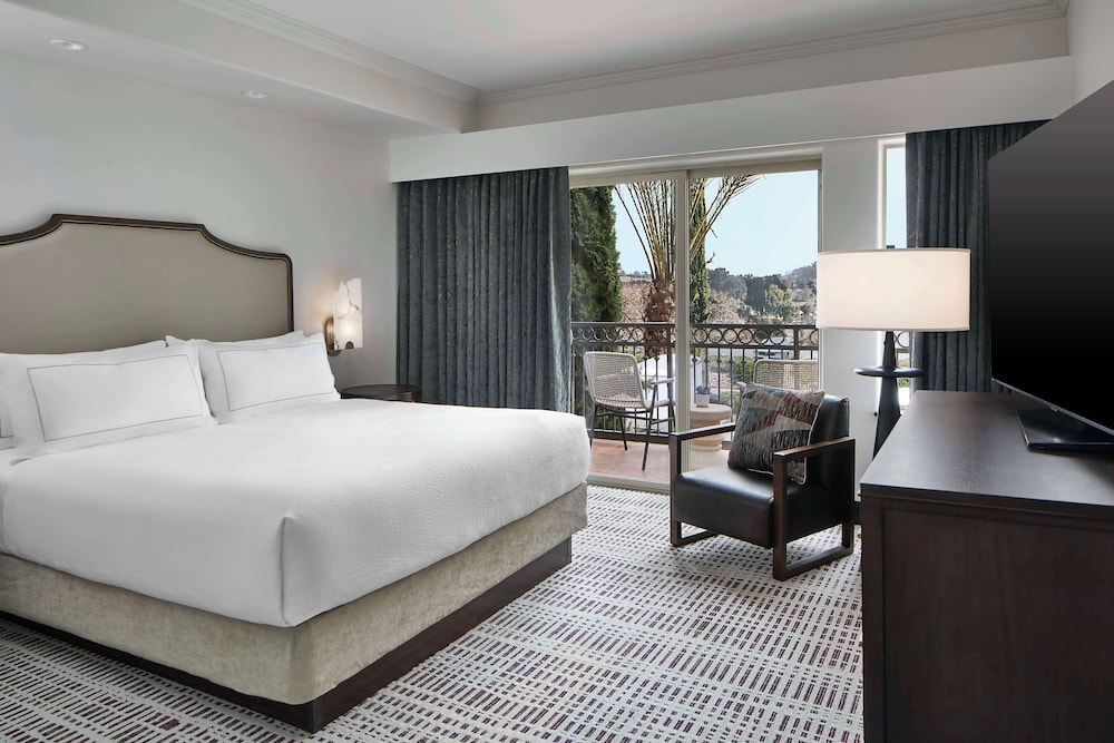 Suite, 1 Bedroom, Balcony - Photo 2