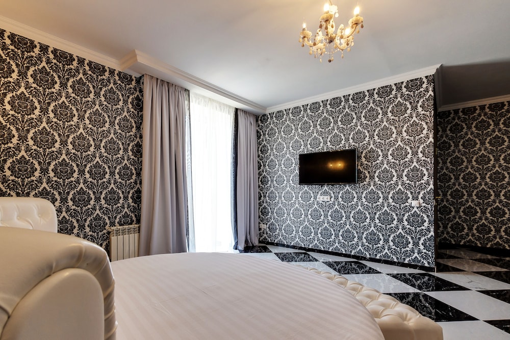 Honeymoon Suite photo 2
