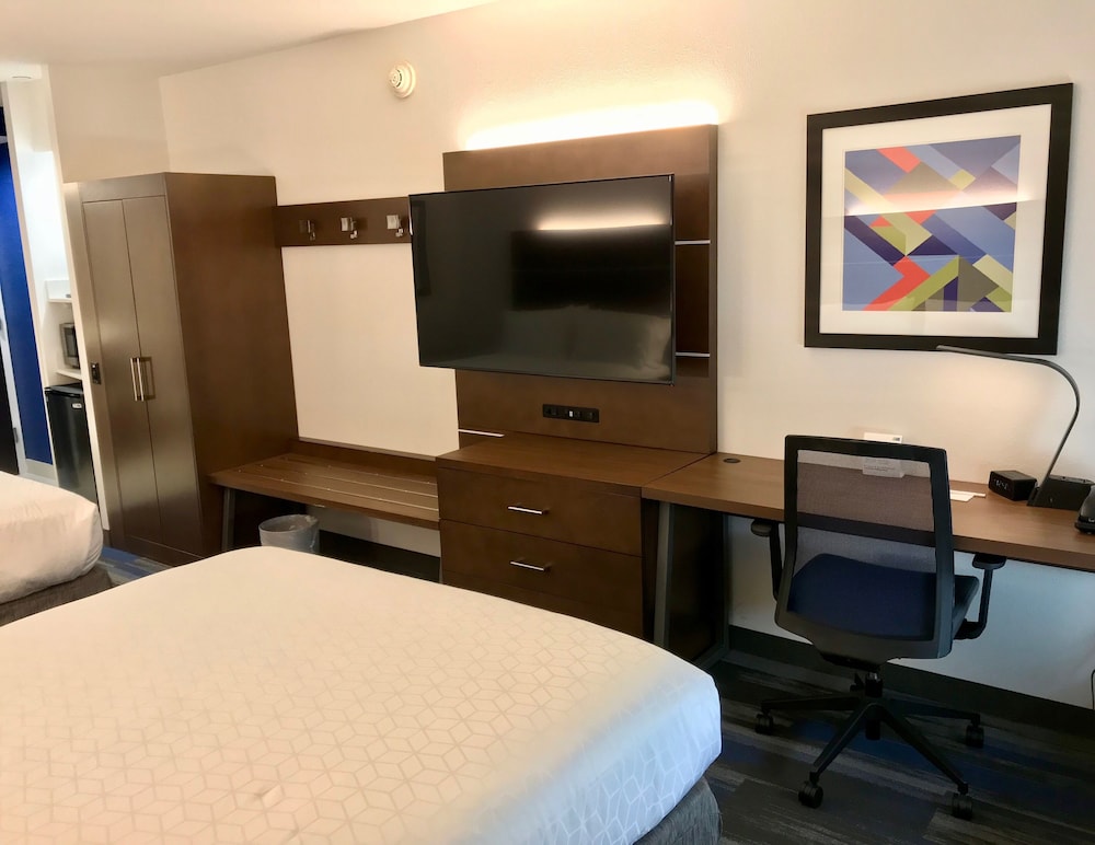 Standard Room, 2 Queen Beds (Top Floor) - Photo 8