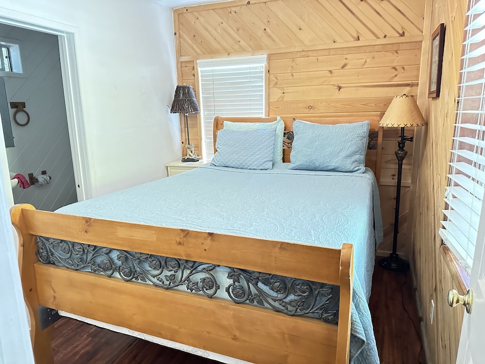 Family Cabin, Private Bathroom, Mountain View (006 1BR 1Q 1FT)