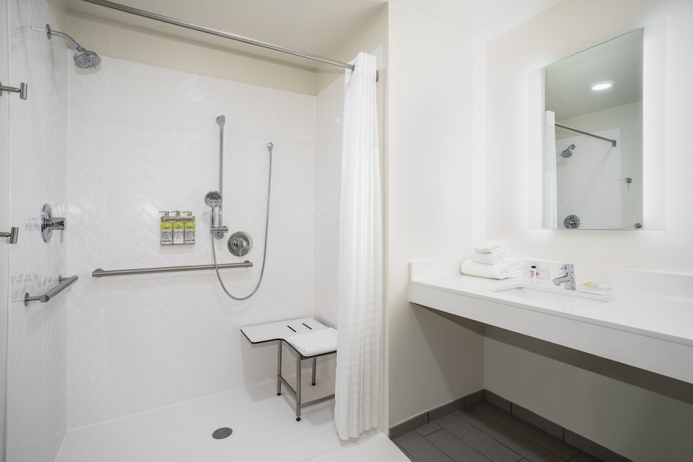 Standard Room, Multiple Beds, Roll-in Shower (Mobility Accessible)