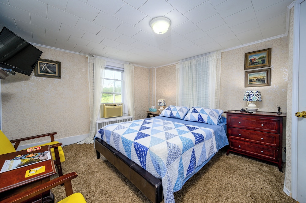 Blue Breeze - 1 Queen Bed, Private Bathroom
