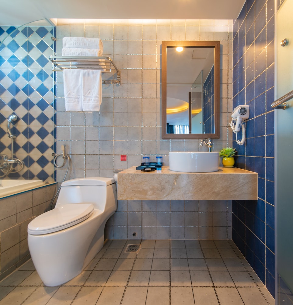 Senior Deluxe Triple Room, City View photo 3