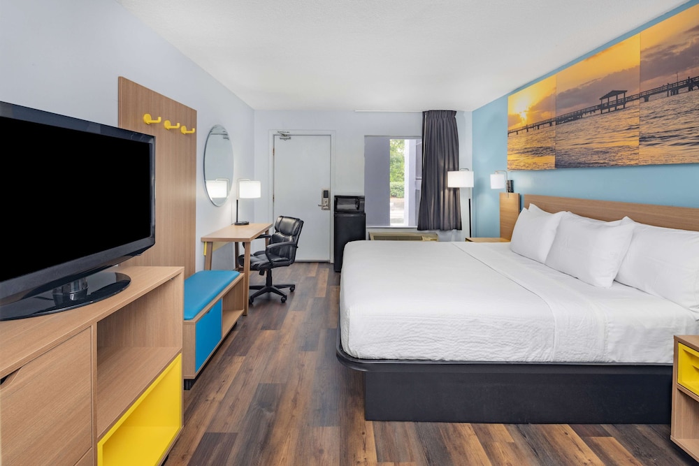 Room, 1 King Bed - Photo 3