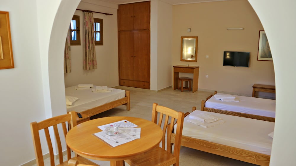 Economy Quadruple Room (Semi-basement) photo 1