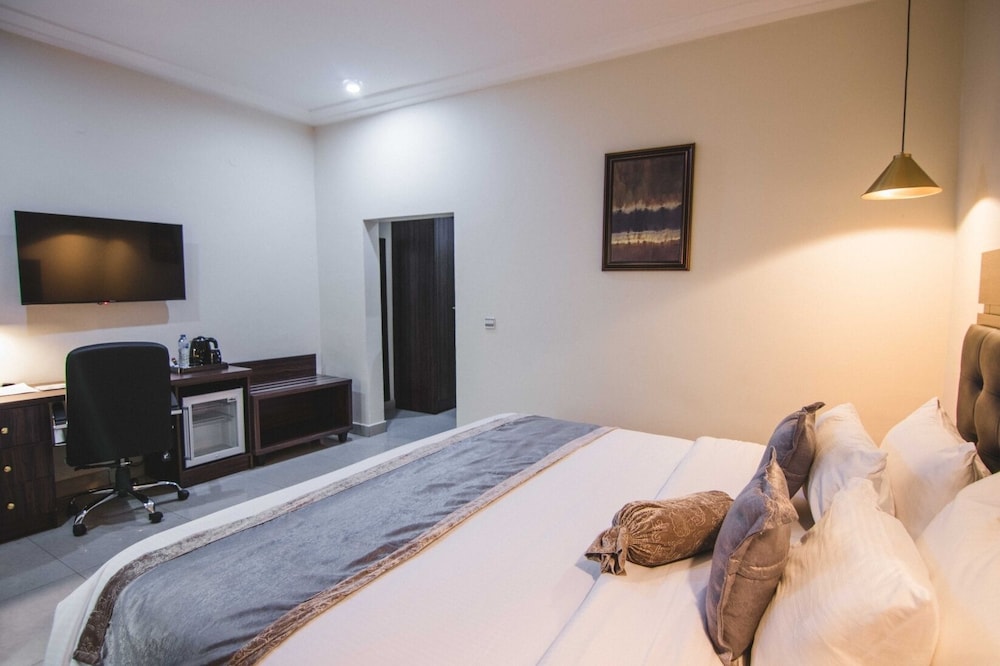 Deluxe Suite - Photo 3