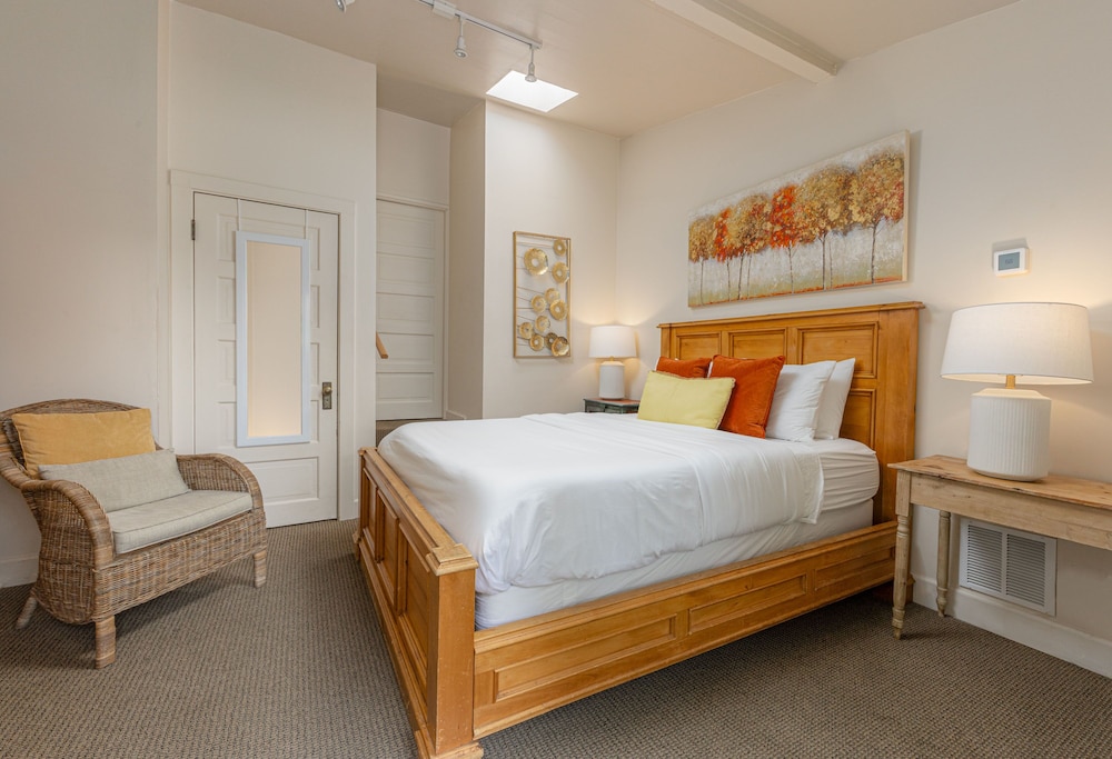 Room, 1 Queen Bed photo 1
