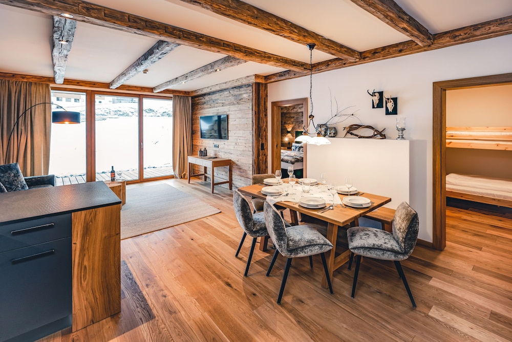 Chalet (S) photo 1