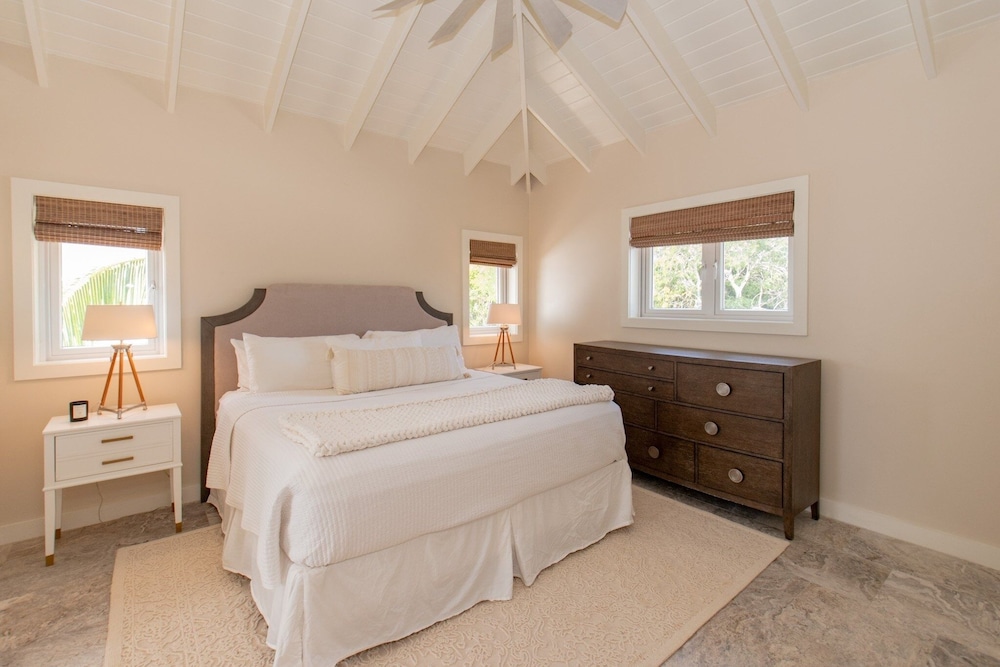 House, 6 Bedrooms photo 2