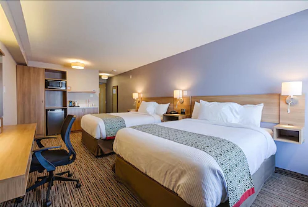 Suite, 2 Queen Beds, Non Smoking, Refrigerator photo 3