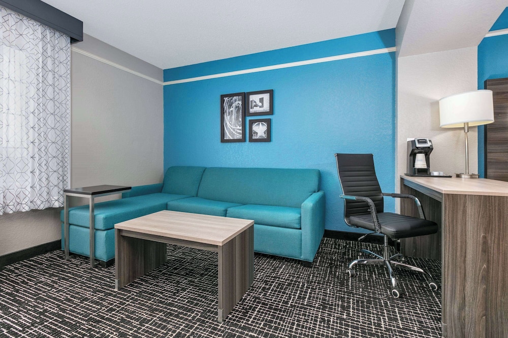 Deluxe Suite, 1 King Bed, Non Smoking photo 3