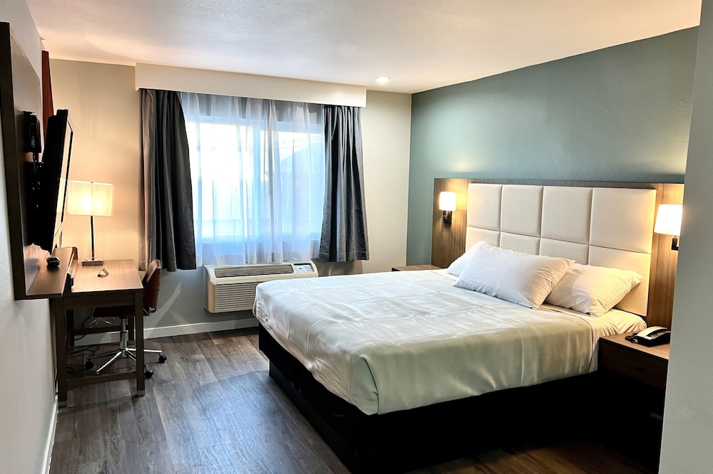 Classic Room, 1 King Bed photo 1