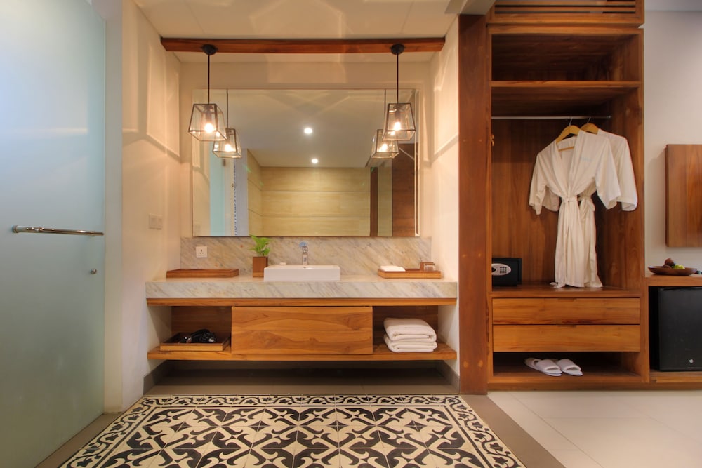 Premier Room, 1 King Bed photo 2