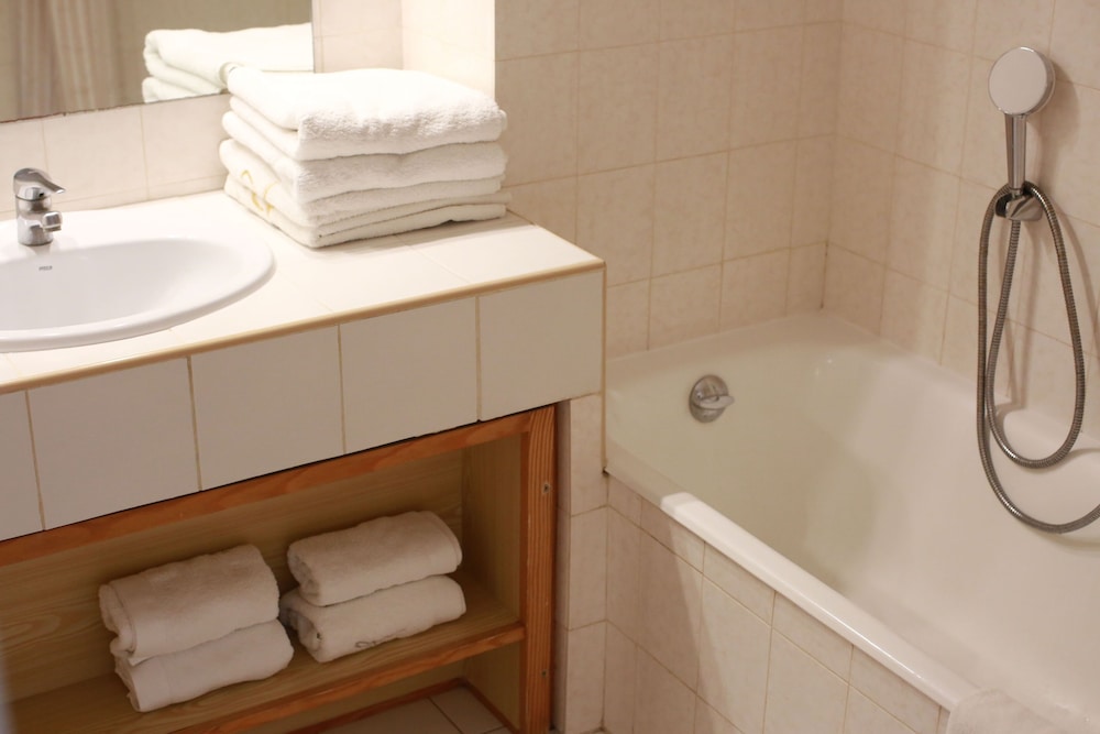 Classic Apartment, 2 Bedrooms, Partial Sea View photo 3