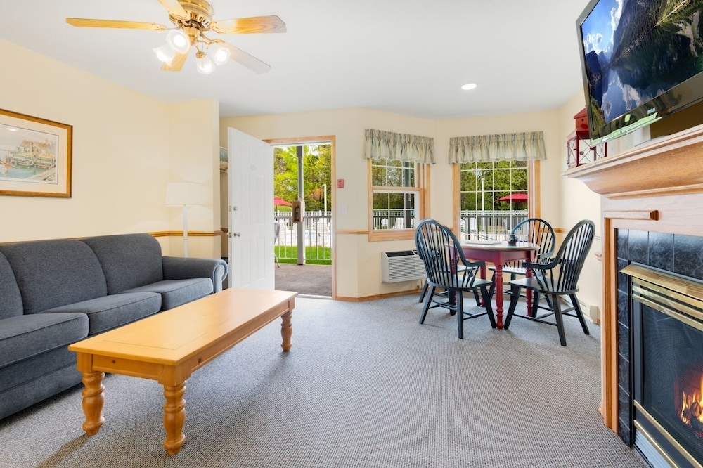 King Suite, Poolside, w/ Outdoor Table, First Floor photo 1