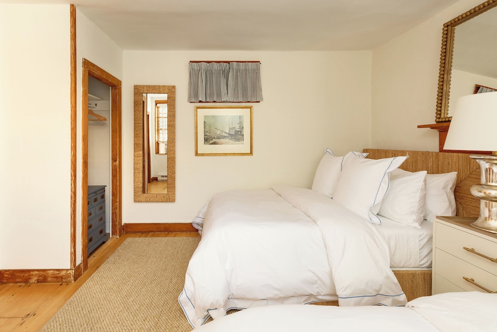 Superior Quadruple Room, Courtyard View photo 3