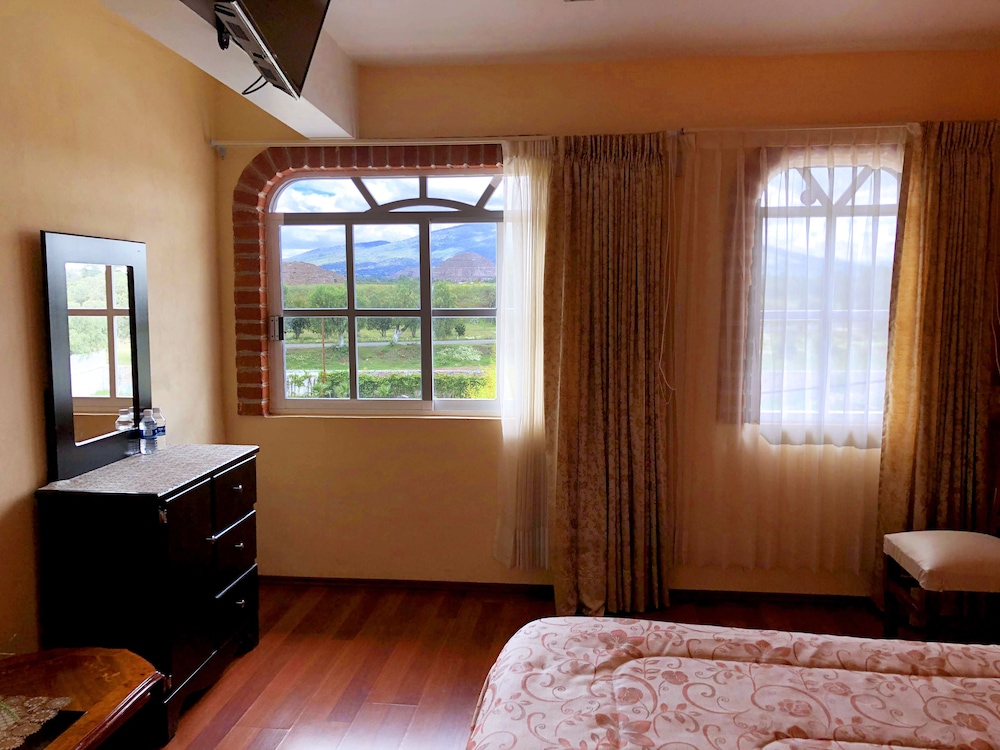 Standard Room, 1 King Bed, Resort View photo 2