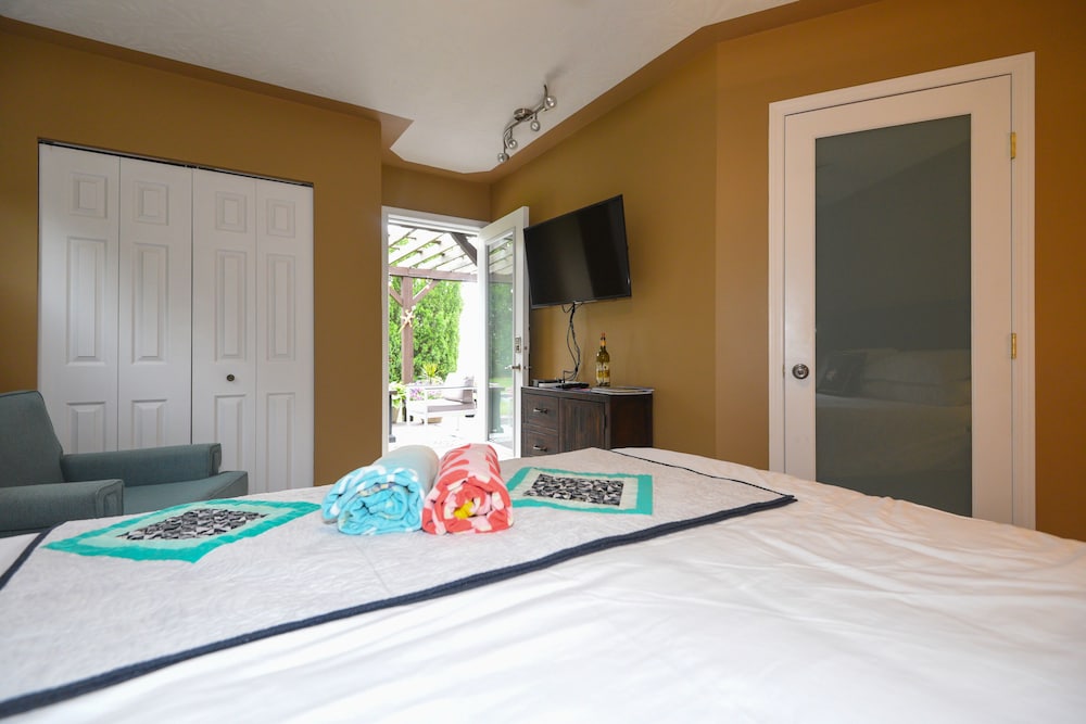 Deluxe Room, 1 King Bed, Non Smoking photo 2