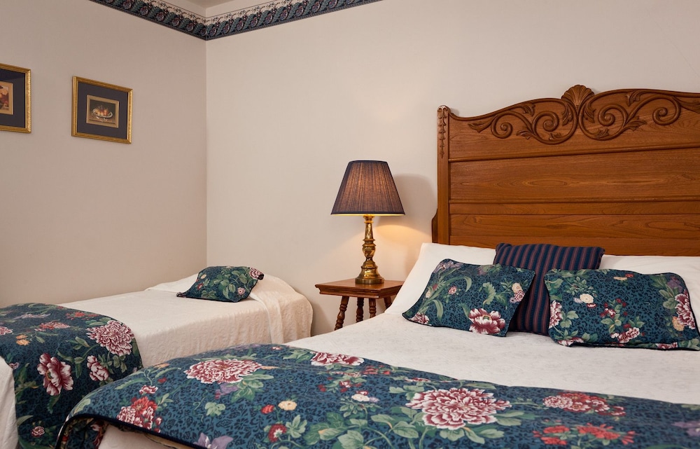 Double Room, Multiple Beds (Ash)