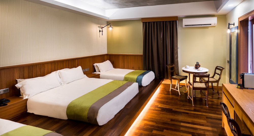 Grand Quadruple Room, Multiple Beds, Non Smoking, Bathtub photo 1