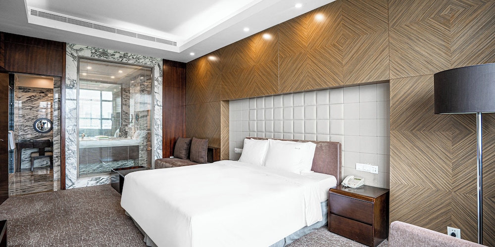 Standard Room, 1 King Bed - Photo 7