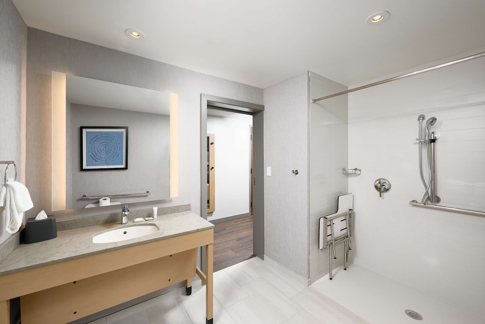 Standard Room, 2 Queen Beds, Accessible (Roll-In Shower) - Photo 5