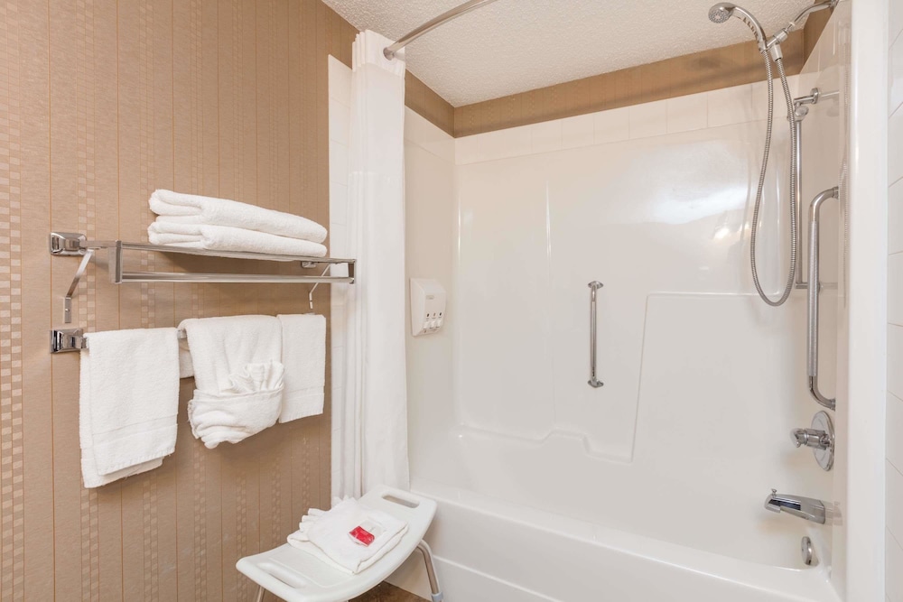 Room, Accessible - Photo 6
