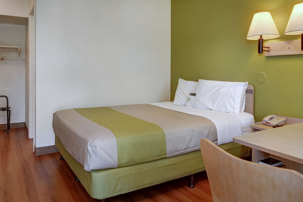 Premium Room, 1 Queen Bed, Non Smoking, Refrigerator photo 3