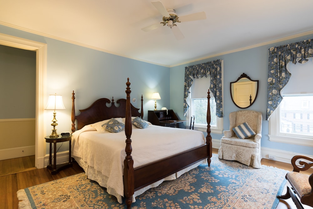 Premium Room, 1 King Bed, Non Smoking, Private Bathroom