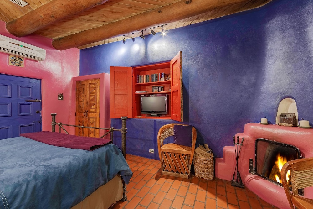 Deluxe Single Room, 1 Queen Bed, Fireplace photo 3