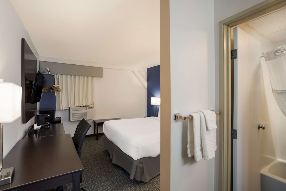 Standard Room, 1 Queen Bed, Non Smoking, Refrigerator & Microwave (Pet Friendly) - Photo 1