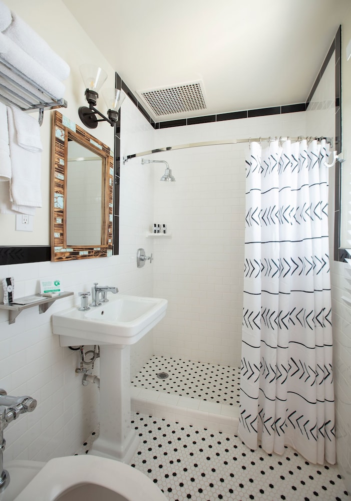 Deluxe Double Room, 2 Queen Beds - Photo 9