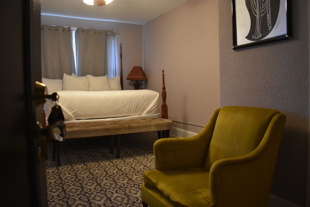 Suite 204, 1 King Bed, Non Smoking