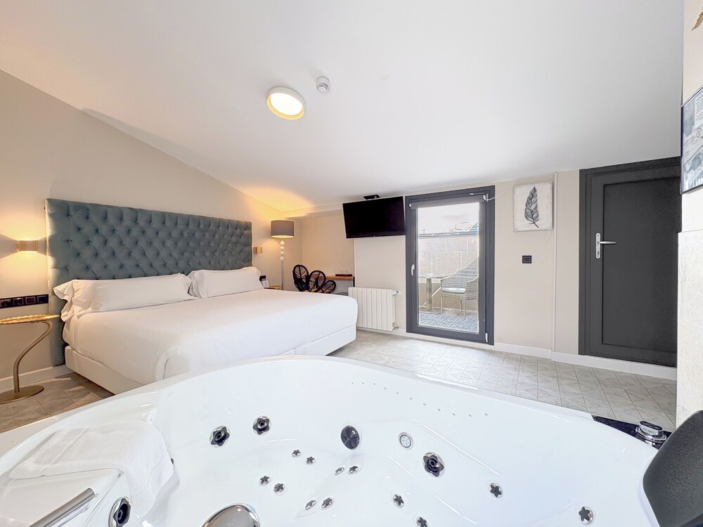 Superior Suite, 1 King Bed, Jetted Tub photo 2