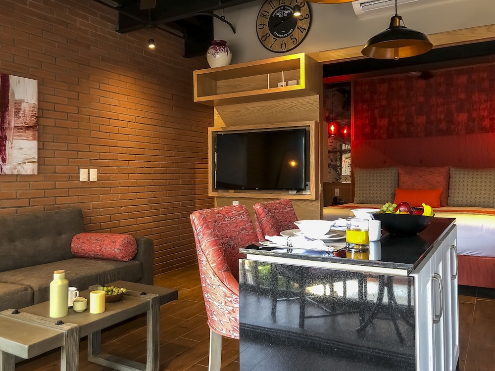 1 Bed 1 Bath Street/partial Ocean View Suite