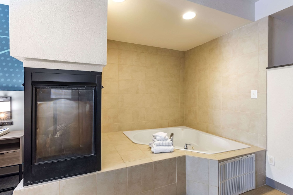 Suite, 1 King Bed, Non Smoking, Fireplace - Photo 3