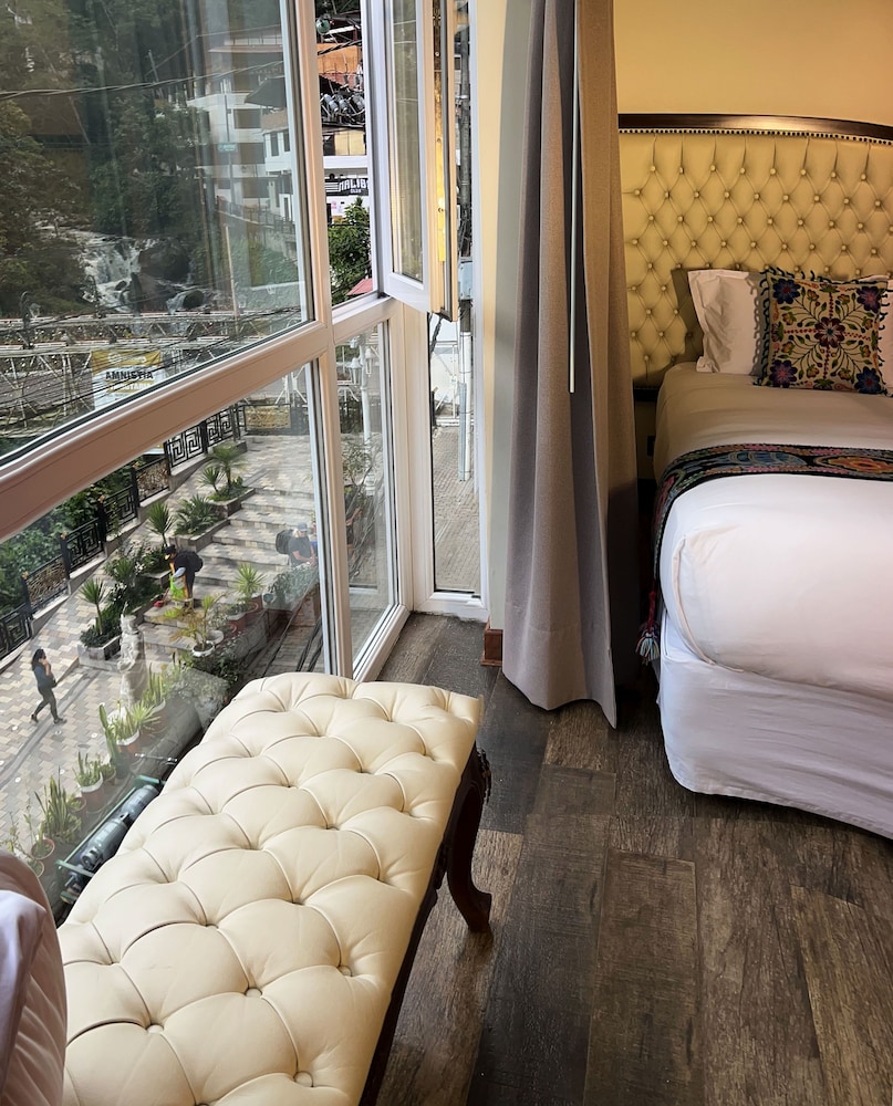 Deluxe Studio Suite, River View (and Mountain View) photo 3