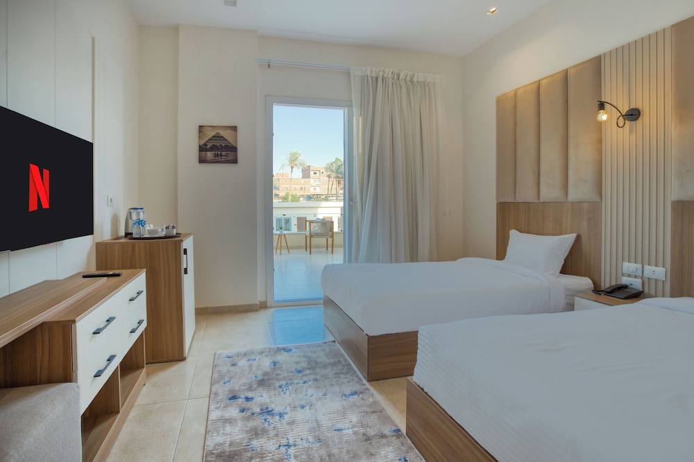 Superior Twin Room, Balcony, Pool View photo 1